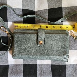 Crossbody wallets